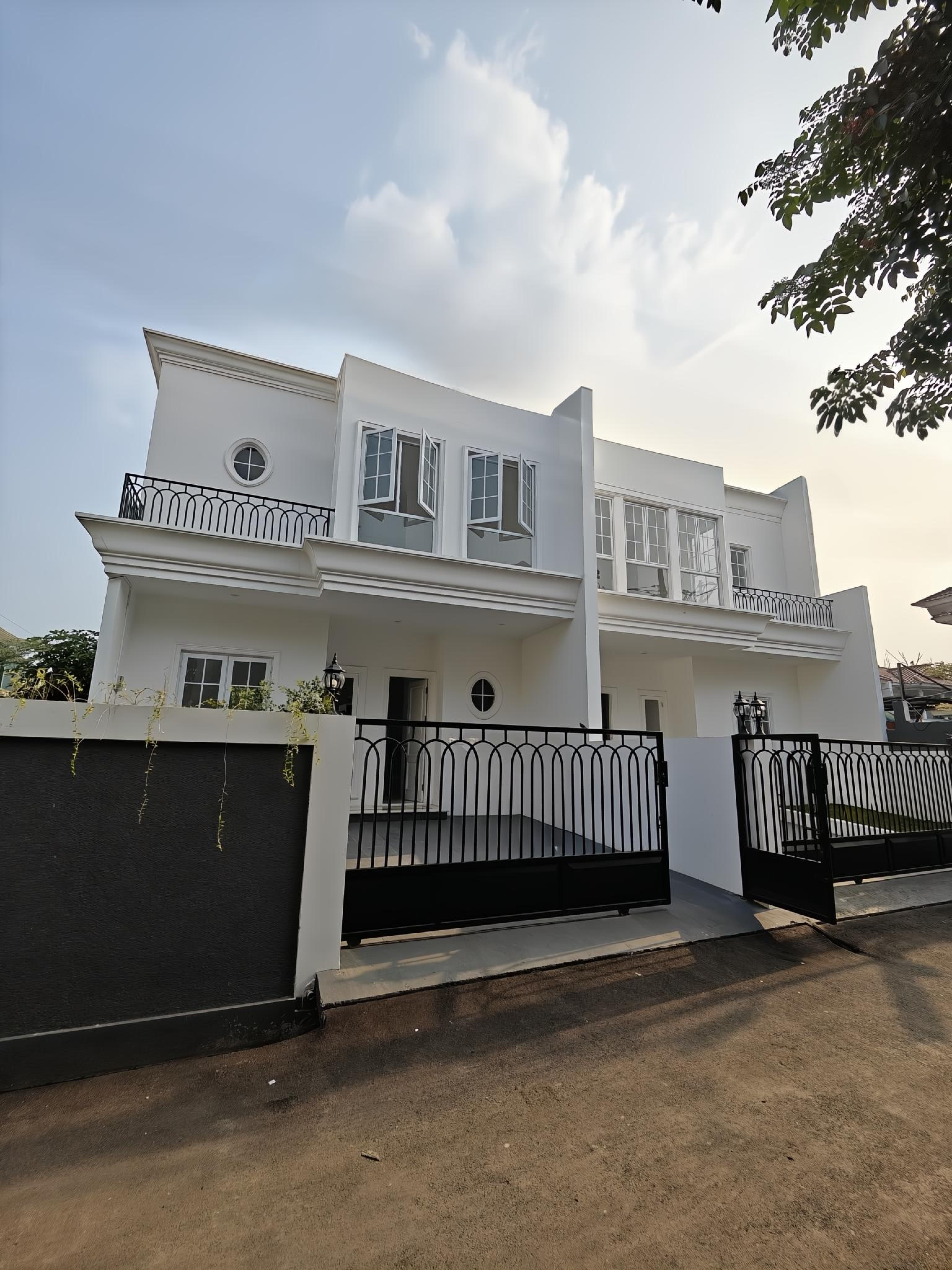 Properti terdaftar untuk dijual atau disewa - Rumah Baru Design American Classic Di Jatiwaringin Bekasi 