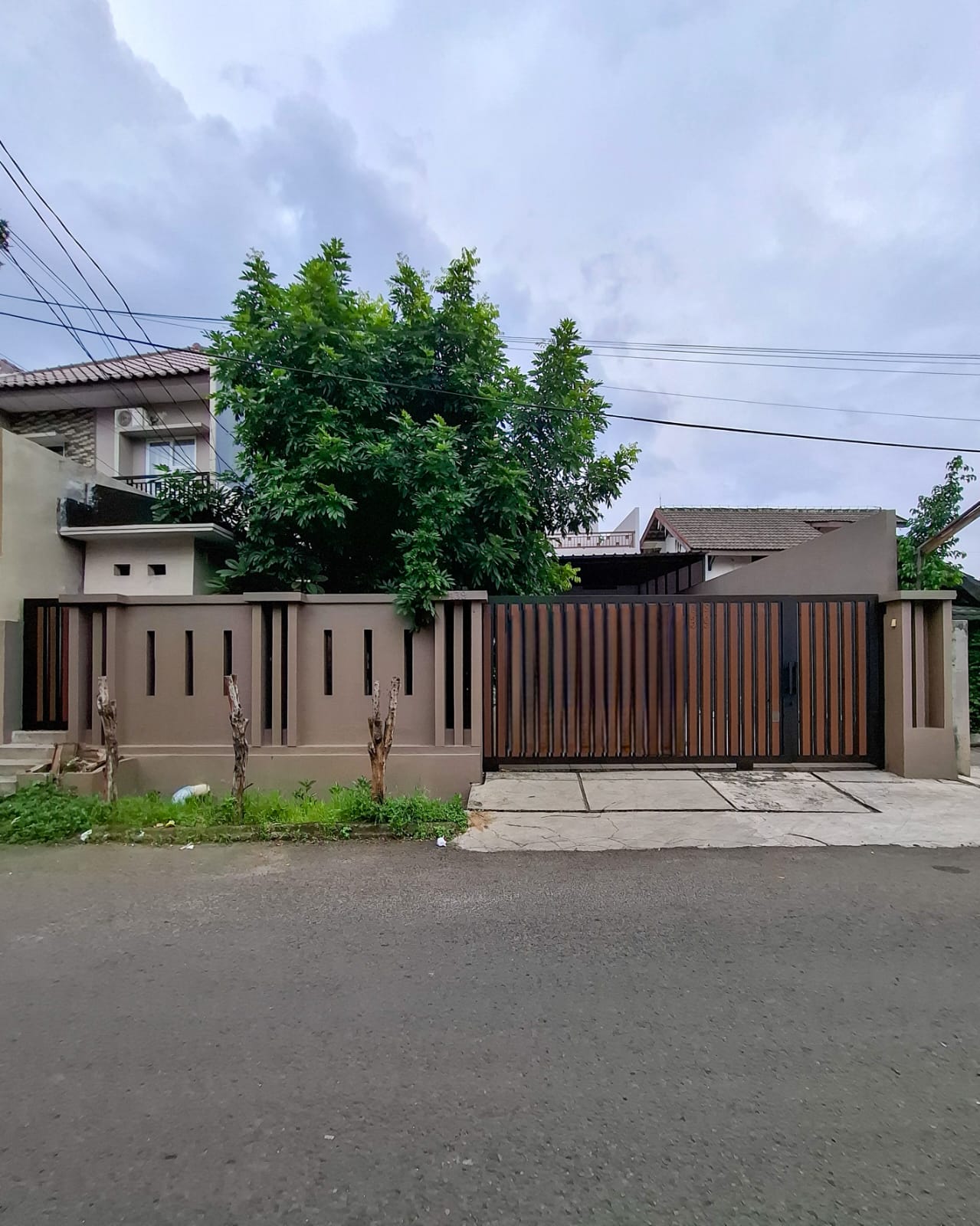 Properti terdaftar untuk dijual atau disewa - Rumah Siap Huni Dengan Kolam Renang Pribadi Di Ciledug Tangerang 