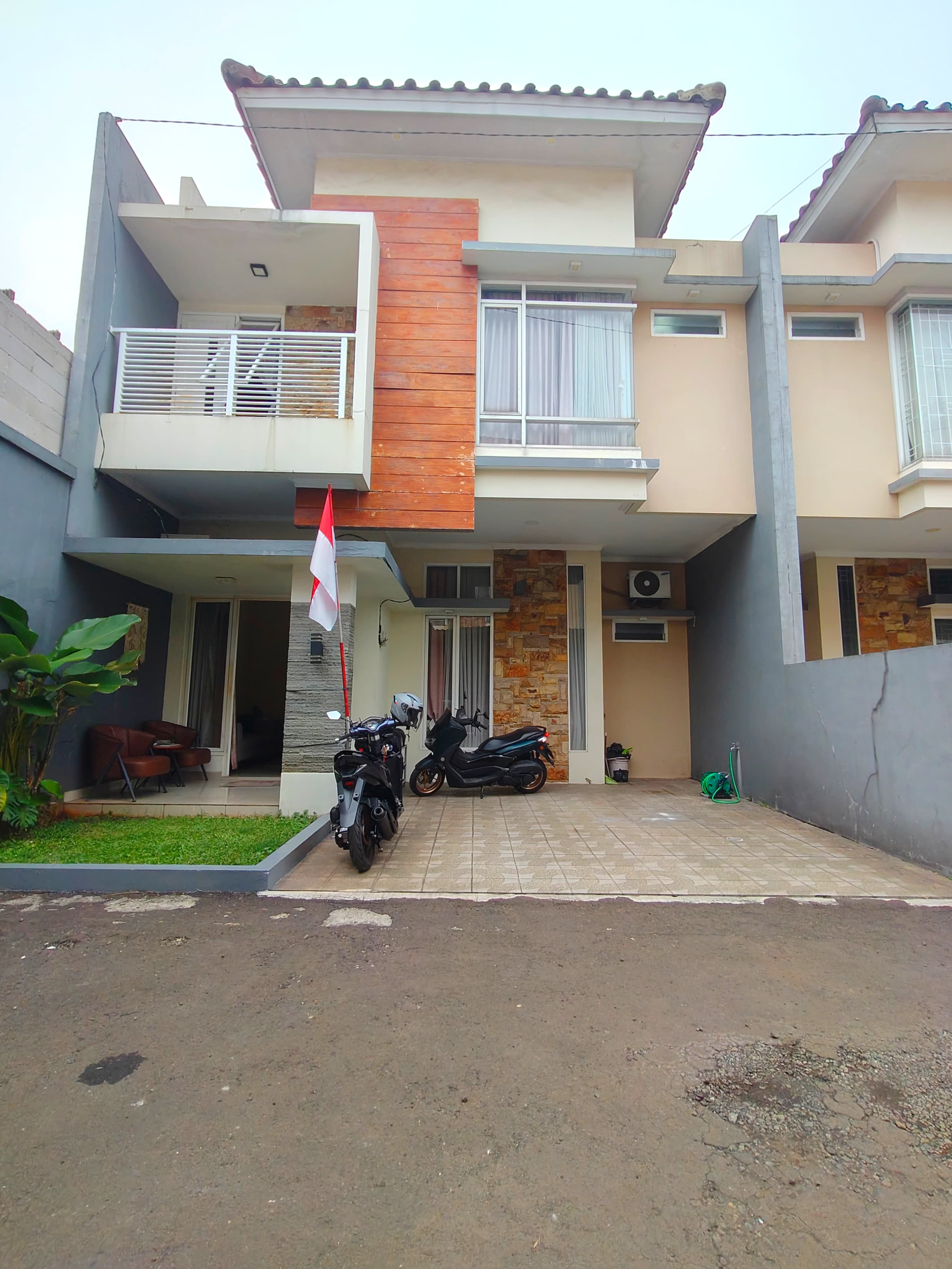 Properti terdaftar untuk dijual atau disewa - Rumah Secondary 2 Lantai Dalam Cluster Di Jagakarsa Jaksel 