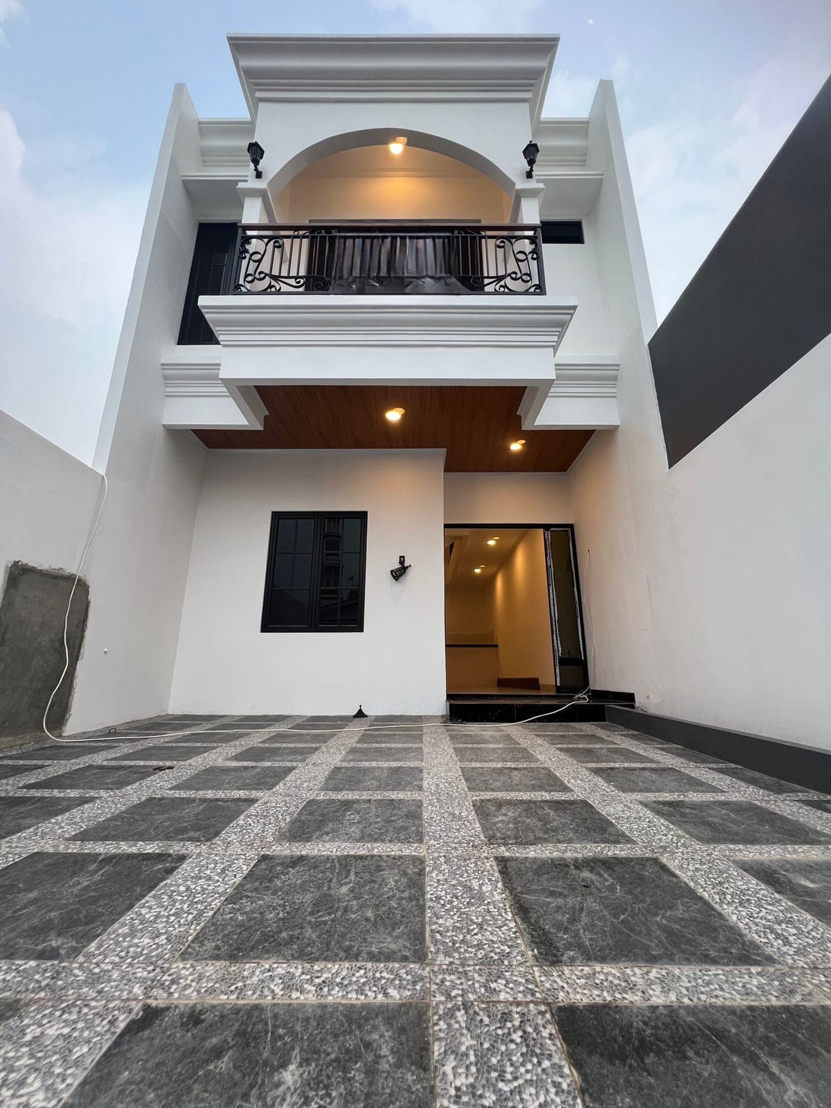 Properti terdaftar untuk dijual atau disewa - Rumah Baru Dalam Komplek Nyaman Akses Tol Jatiwaringin