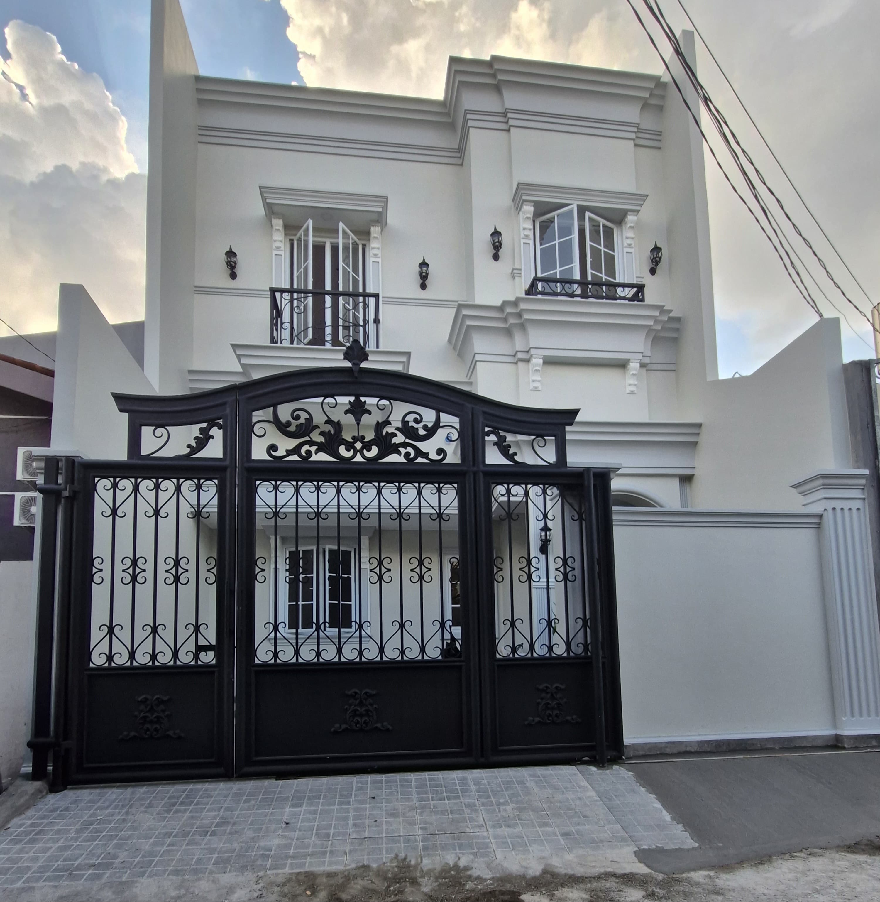 Properti terdaftar untuk dijual atau disewa - Rumah Baru Modern Klasik Di Joglo Kembangan Jakbar 