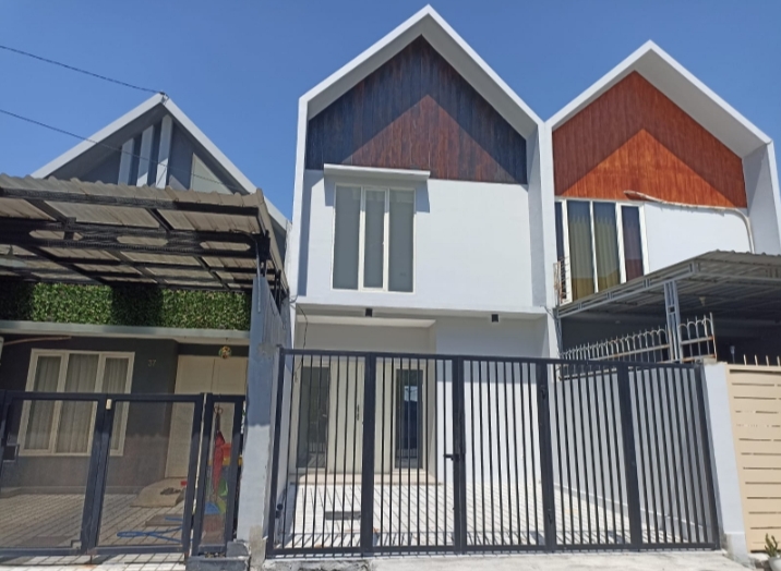 Properti terdaftar untuk dijual atau disewa - Dijual Rumah Baru Royal Gunung Anyar, Surabaya 