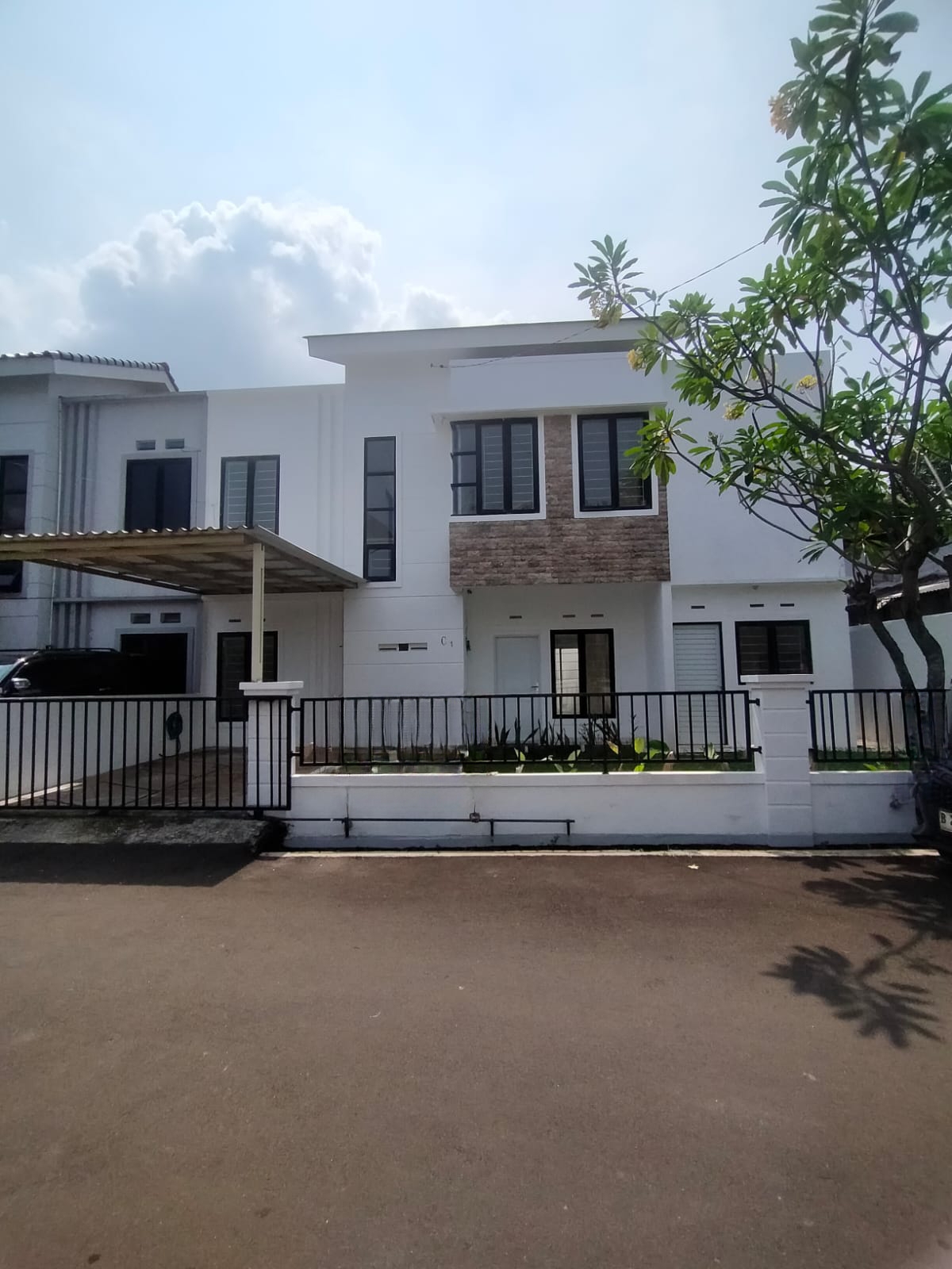 Rumah second dalam komplek dekat Stasiun Jurangmangu Bintaro