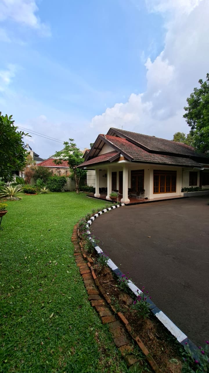 Rumah 1Lt dgn Kost 5KT,  Hook,  Hdp Timur,  Lahan Luas,  utk Hunian / Kantor,  Nyaman & Strategis di Kebagusan, Pasar Minggu