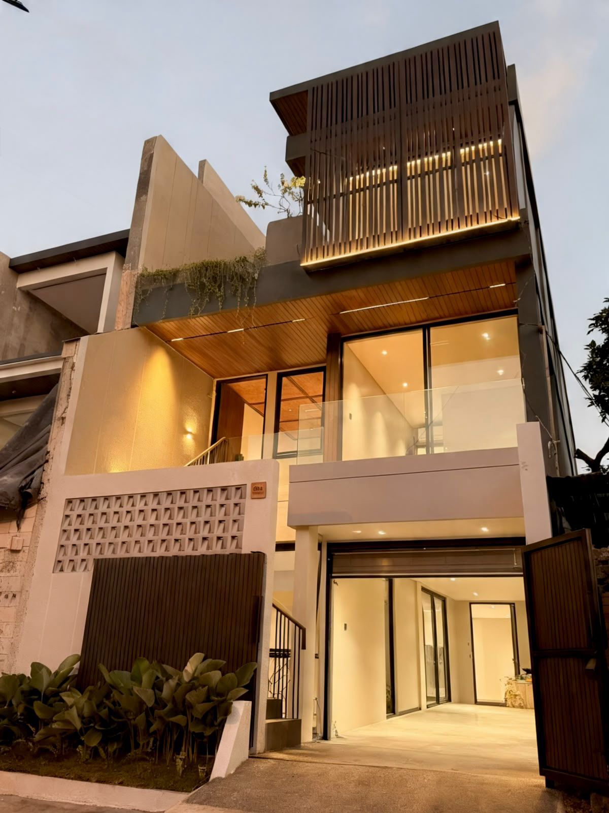 Dijual Rumah Semi Villa Brand New 3 Lantai - Luas Tanah 175 m², dekat area Teuku Umar & pusat Kota Denpasar | PRPD495