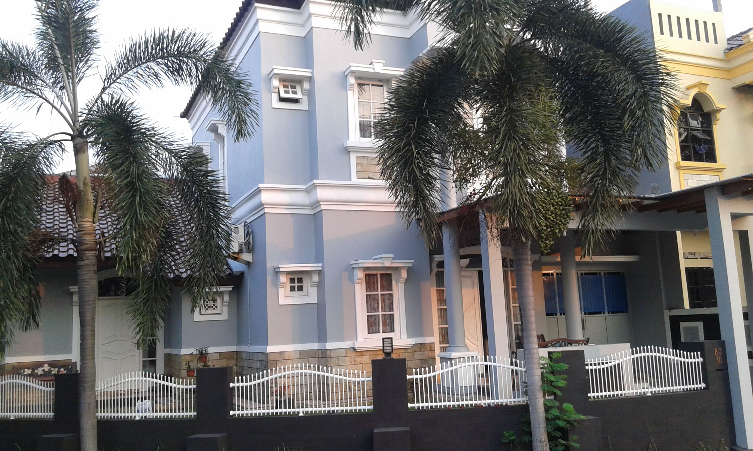 Dijual Rumah dengan Desain Klasik Hook di komplek Bukit Serpong Mas Cluster B Tangerang Selatan