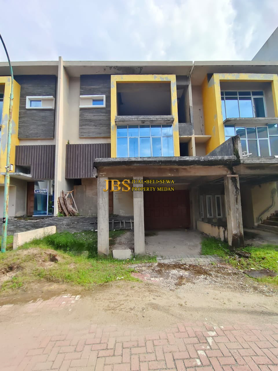 Jual Rumah Kondisi Kosong di Komplek Graha Mansion Jalan Kapten Sumarsono - Helvetia