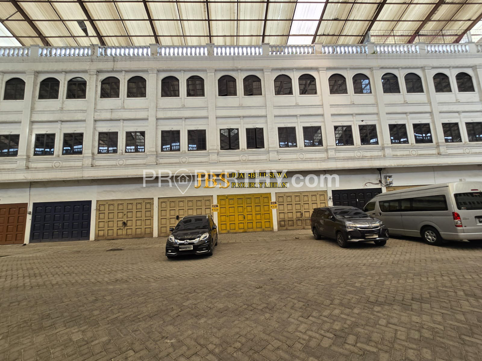 Disewakan Ruko 3 Gandeng Kondisi Kosong di Komplek CBD Polonia Jalan Padang Golf