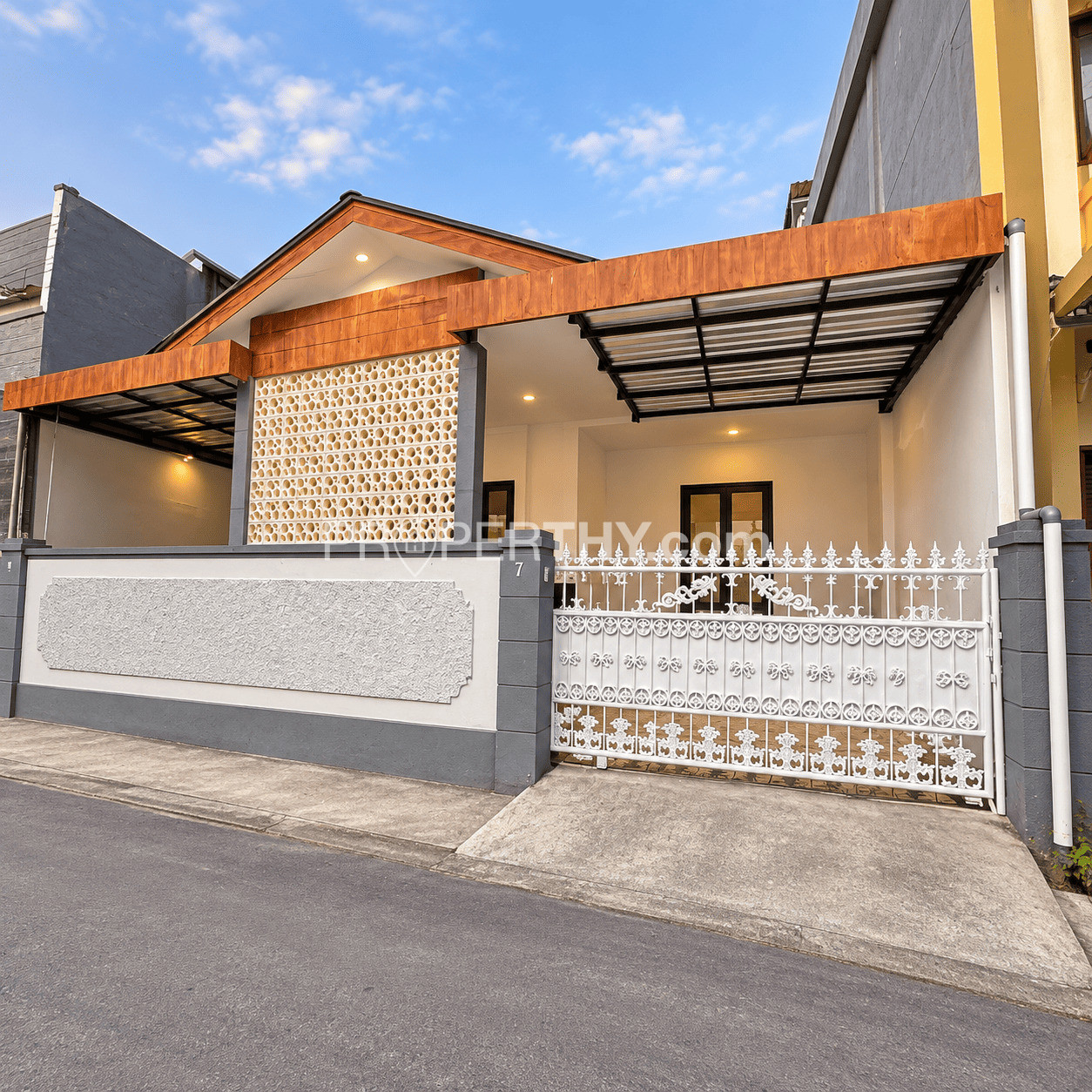 Dijual Rumah Siap Huni Luas Tanah 1,38 Are Dengan 3 Kamar Tidur - Depan Trans Studio Mall Bali & 5 Menit ke Sunset Road | PRPD556