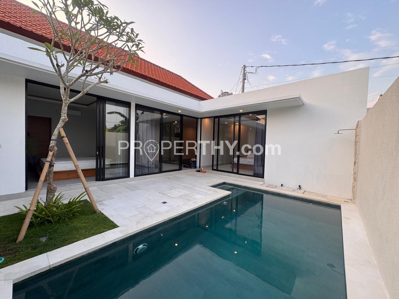 Disewakan Villa Full Furnished 3 Kamar di Kerobokan – 10 Menit ke Batu Belig & 15 Menit ke Atlas, Private Pool | PRPB123