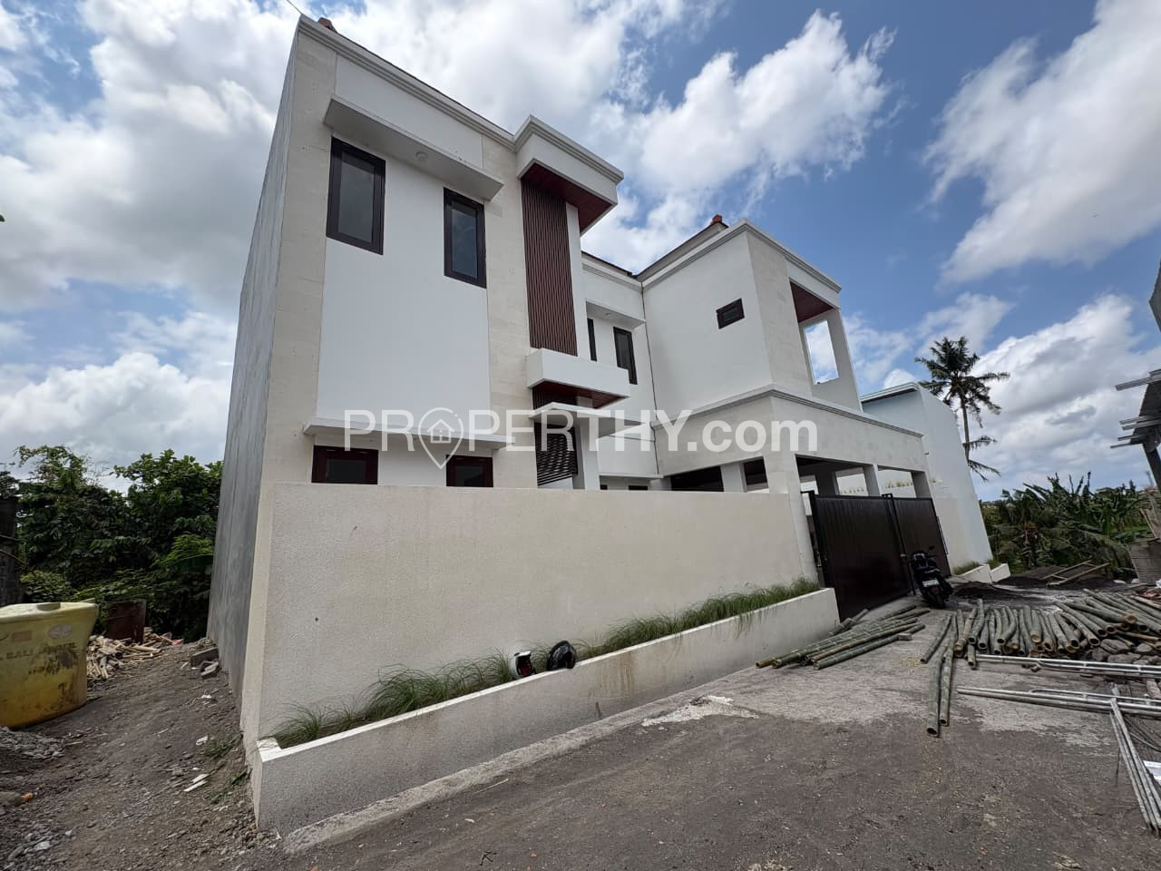 Dijual Rumah Brand New Semi Villa Luas Tanah 2,5 Are Dengan 4 + 2 Kamar Tidur - 10 Menit ke RS Mangusada Badung | PRPB126