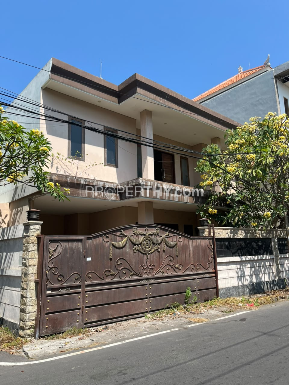 Dijual Rumah Siap Huni Luas Tanah 2 Are Dengan 4 Kamar Tidur Dan Carport Muat 2 Mobil - Depan Living World Mall | PRPD577