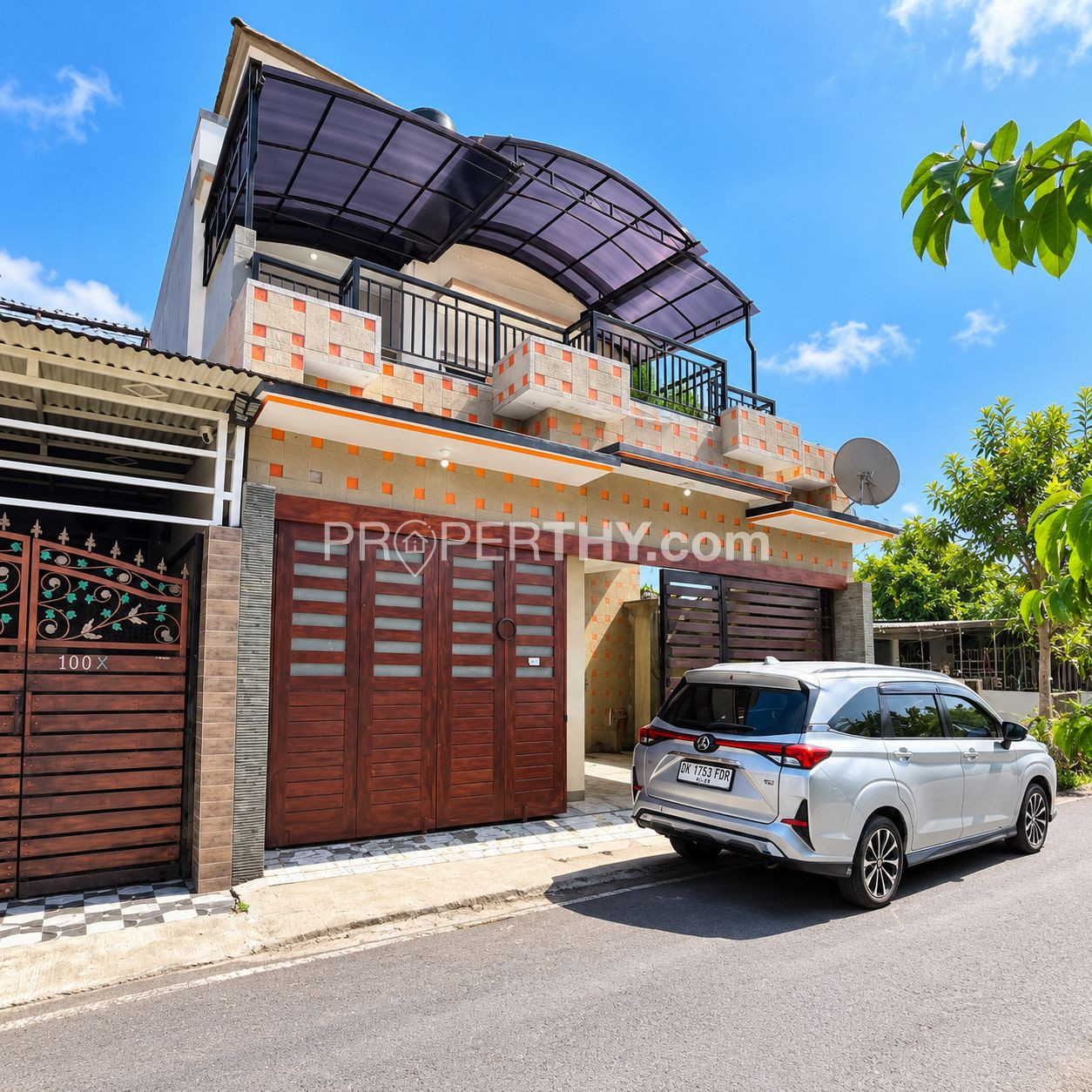 Dijual Rumah 3 Lantai Baru Renovasi & Siap Huni Luas Tanah 1.32 Are Dengan 4 Kamar Tidur Dan Carport 2 Mobil - 4 menit ke McDonald's & Pantai Jimbaran  | PRPJ257
