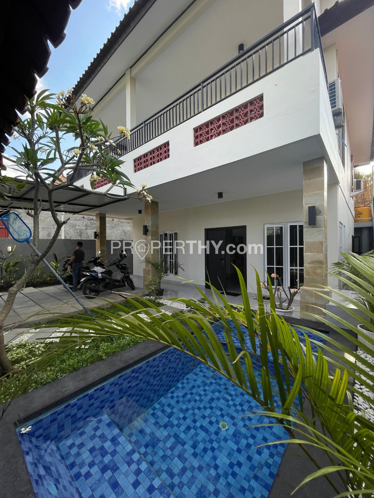 Dijual Villa Semi Furnished Luas Tanah 2 Are Dengan 3 Kamar Tidur Dilengkapi Plunge Pool Dan Taman Pribadi - 10 Menit ke Petitenget & Seminyak | PRPB131