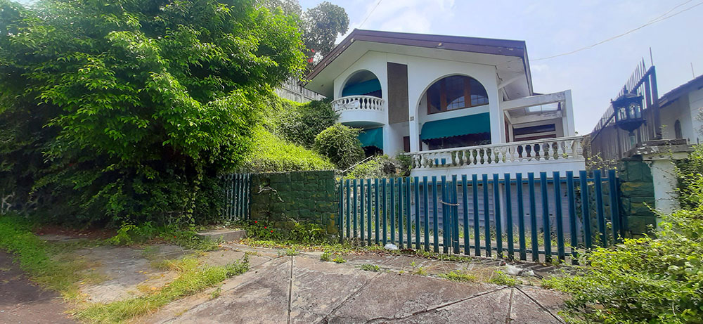 RUMAH GAYA EROPA KLASIK DI SETRA SARI BANDUNG HITUNG TANAH HARGA DI BAWAH NJOP 