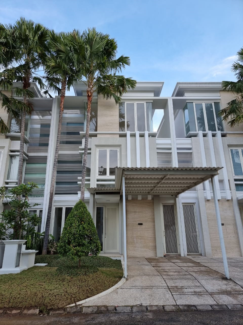 Rumah 3 Lantai Bagus di Pakuwon Indah, Ritz Embassy, Surabaya