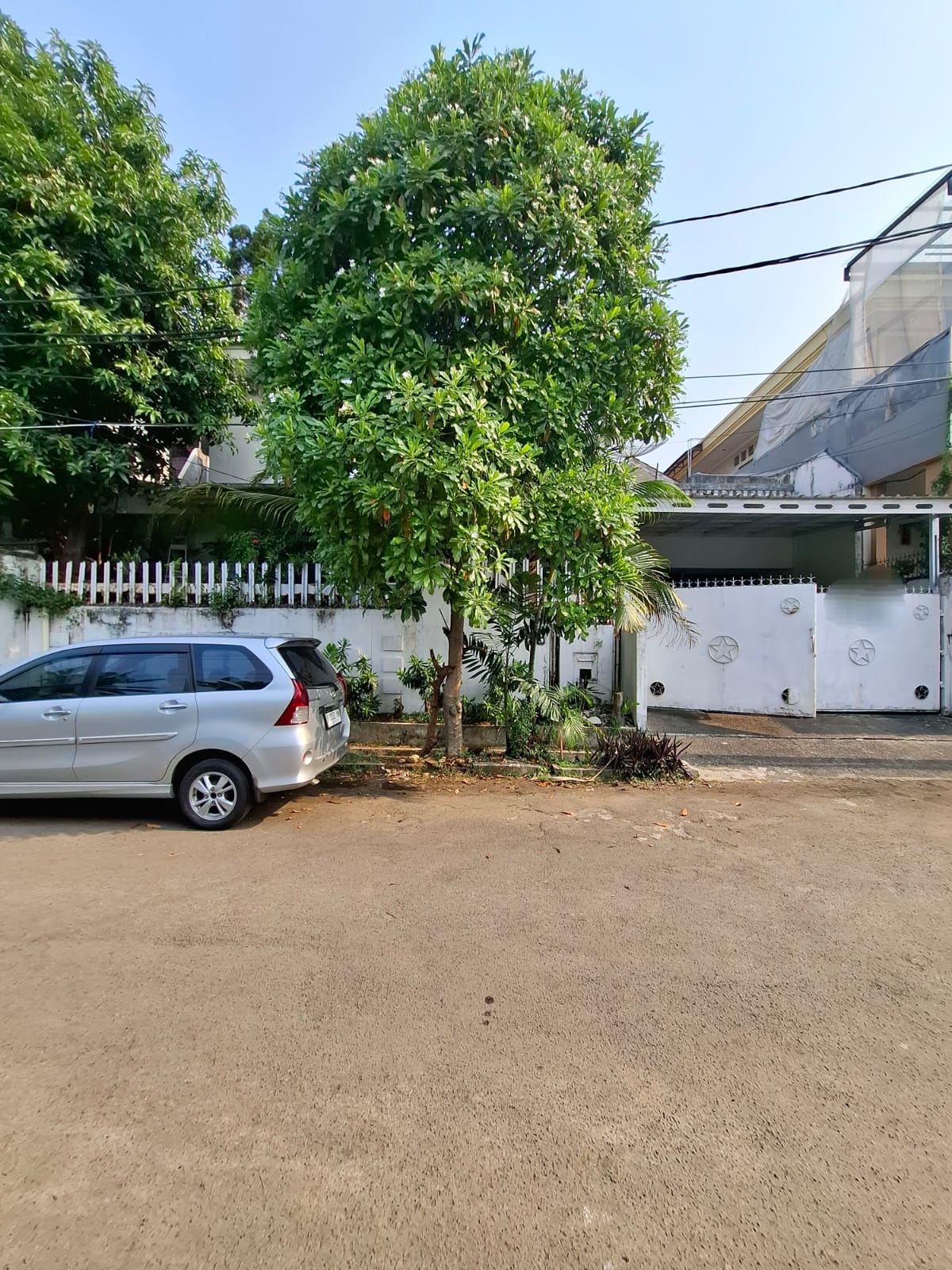 Rumah lama dalam komplek elite di Simprug Kebayoran Lama 