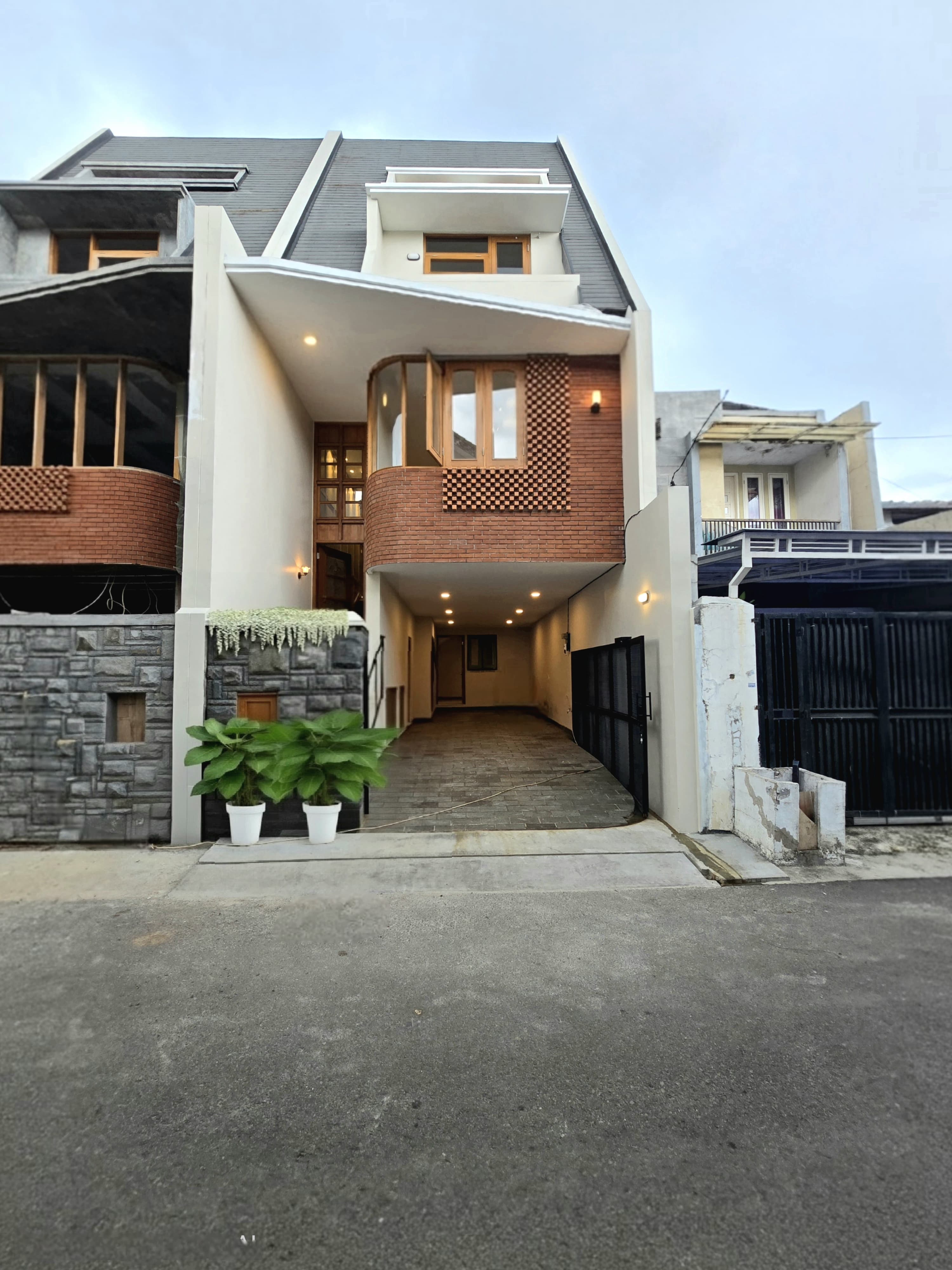 Rumah baru design modern natural tropis di Cipinang Rawamangun Jaktim 